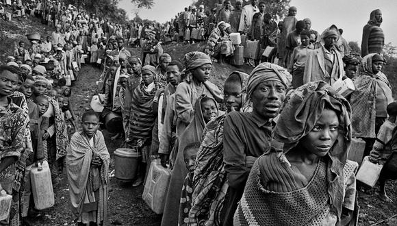 Refugiados ruandeses esperan en filas para la distribución de agua en 1994, cerca del campamento de Kibumba, en Goma, Zaire. (Foto de SEBASTIÃO SALGADO)