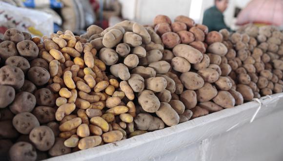 El mercado cusqueño más visitado por turistas solo dispone espacio para una fila de papas, en plena temporada de tubérculos oriundo de los Andes.