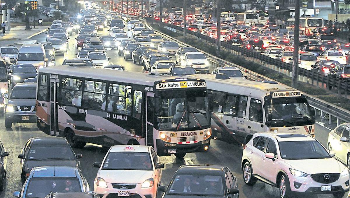 La congestión vehicular es uno de los principales problemas en la ciudad. Para solucionarla se propone un sistema articulado de transporte que incluya buses, líneas de metro y corredores.  (Víctor Gonzales / Archivo)