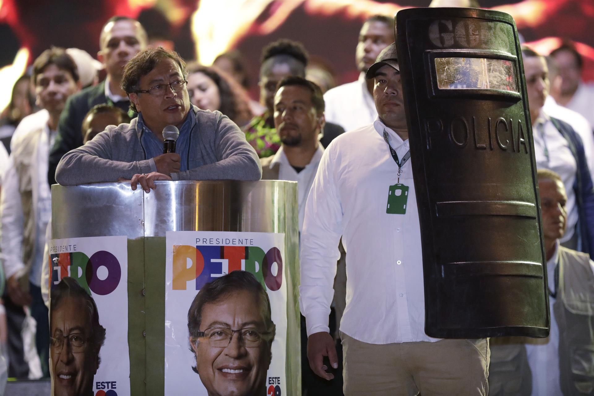 The left-wing candidate for the Presidency of Colombia, Gustavo Petro, speaks during the closing of his campaign in the central Plaza de Bolívar in Bogotá.  (EFE / Carlos Ortega).