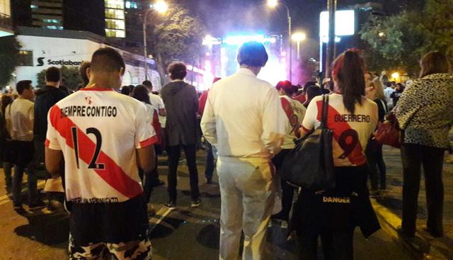 Las plazas, espacios públicos y locales donde se transmitirá el cotejo entre la selección peruana y su similar de Nueva Zelanda, por el repechaje al Mundial Rusia 2018, ya se llenaron de hinchas.
