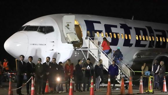 Migrantes abordan un avión en el Aeropuerto Internacional Chacalluta en Arica, Chile, el 7 de mayo de 2023. (Foto referencial de AGUSTIN MERCADO / AFP)