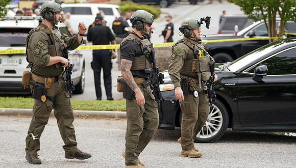 Autoridades frente al centro comercial Columbiana Center en Columbia, Carolina del Sur, luego de un tiroteo, el sábado 16 de abril de 2022. (AP Photo/Sean Rayford).
