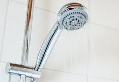 Trucos caseros para aumentar la presión de agua en la ducha sin llamar a un experto