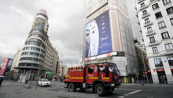Un camión de la Unidad de Emergencia Militar (UME) patrulla Madrid. El gobierno de España decretó el estado de alarma para contener el brote de coronavirus. (REUTERS / Juan Medina).