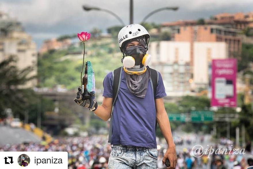 El fotógrafo Isaac Paniza publicó esta foto de Neomar Lander el pasado 14 de mayo, Día de la Madre. El miércoles murió por el impacto de un objeto durante una protesta de la oposición de Venezuela en Caracas. (Foto: Isaac Paniza, @Ipaniza)