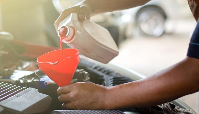 Aquí compartimos cinco consejos para poder revisar el nivel de aceite de tu auto. (Fotos: Shutterstock)