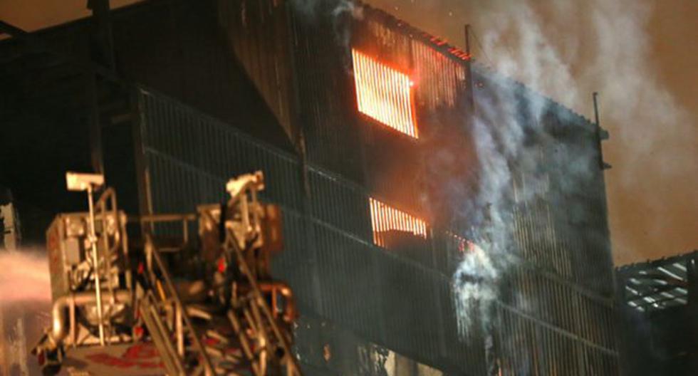 Alrededor de las 05.40 horas se reavivó el fuego en un sector del quinto piso de la galería Nicolini, en inmediaciones del centro comercial Las Malvinas. (Foto: Andina)