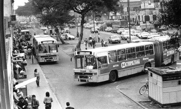 In this photo from July 2, 1986, an Enatru Peru unit, known as Ikarus or 'coupled', can be seen moving along the central lane of the Expressway.  The so-called lines 3 and 5 linked the center of Lima with San Juan de Miraflores, while line 4 had its final stop in Chorrillos.  (Photo: GEC Historical Archive)