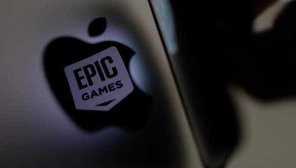 Esta foto ilustrativa muestra el logotipo de Epic Games reflejándose en el logotipo de Apple de la parte posterior de un I-mac en Los Ángeles el 3 de mayo de 2021. (Foto: Chris DELMAS / AFP)