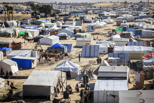 Esta fotografía tomada el 30 de enero de 2024 muestra las tiendas de campaña en un refugio improvisado para palestinos que huyeron a Rafah, en el sur de la Franja de Gaza. (Foto de Mahmud Hams / AFP).