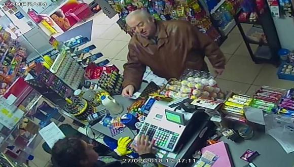 Las imágenes captadas por una cámara de seguridad en una tienda de Salisbury fueron las últimas de Sergei Skripal antes de ser envenenado junto a su hija. (AP)