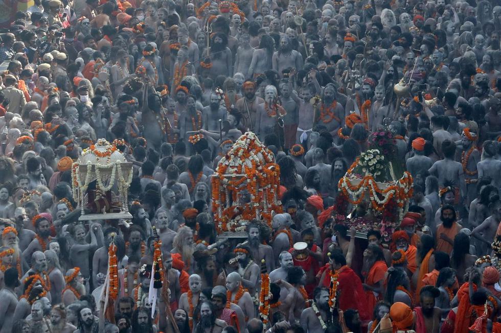 El festival religioso hindú Kumbh Mela, que se celebra desde enero en el norte de India, atrajo a 25 millones de personas, de ellas 4,6 millones en dos días esta semana, informaron las autoridades locales el viernes, en plena segunda ola de coronavirus. (Texto: AFP / Foto: Reuters).