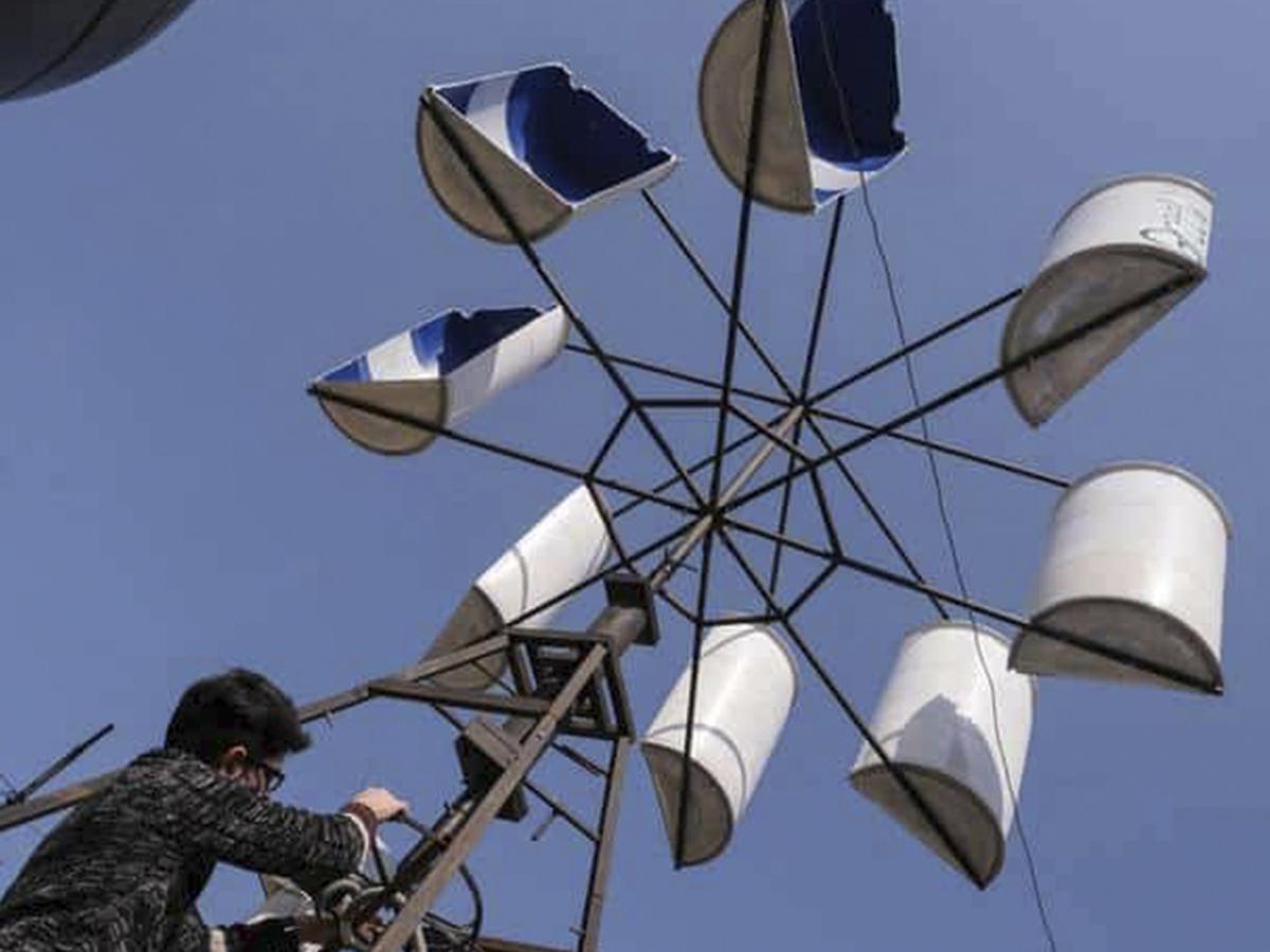 Joven libanés crea turbina eólica para su casa con la ayuda de