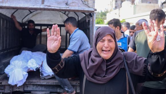 Una mujer palestina reacciona cuando los cuerpos de las personas muertas en los bombardeos de Israel llegan para su funeral en Khan Yunis, en el sur de la Franja de Gaza, el 10 de octubre de 2023. (Foto de SAID KHATIB / AFP).