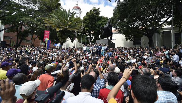 Juan Guaidó responde a la prensa sobre las tensiones políticas con Nicolás Maduro. Foto: AFP