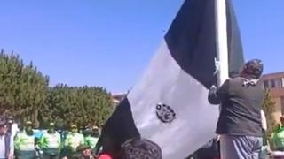 Día de la Bandera: en Puno ciudadanos intentan izar bandera de color negro