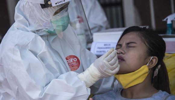 Una mujer se somete a una prueba de coronavirus COVID-19 en Surabaya, Indonesia, el 21 de julio de 2020 (Foto de JUNI KRISWANTO / AFP).