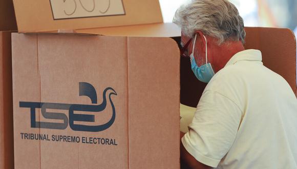 Imagen de archivo | Un hombre vota el domingo en el distrito Zona Rosa de San Salvador. (Foto: Salvador Meléndez/AP)