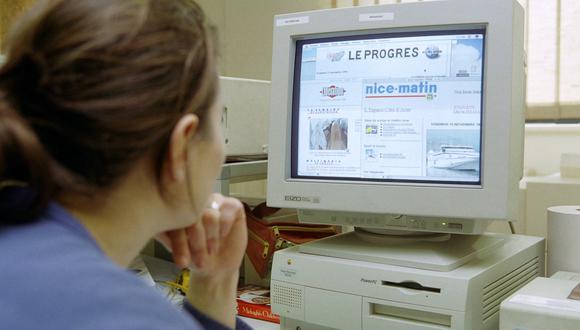 Una persona lee el sitio Internet de los diarios franceses Libération, Le Progrès y Nice Matin el 15 de noviembre de 1996 en París. (Foto de Patrick KOVARIK / AFP)