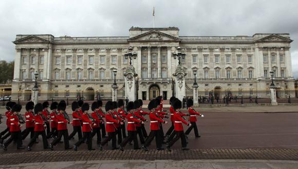 Detienen a hombre en entrada del palacio de Buckingham por portar un arma (Foto: Reuters)