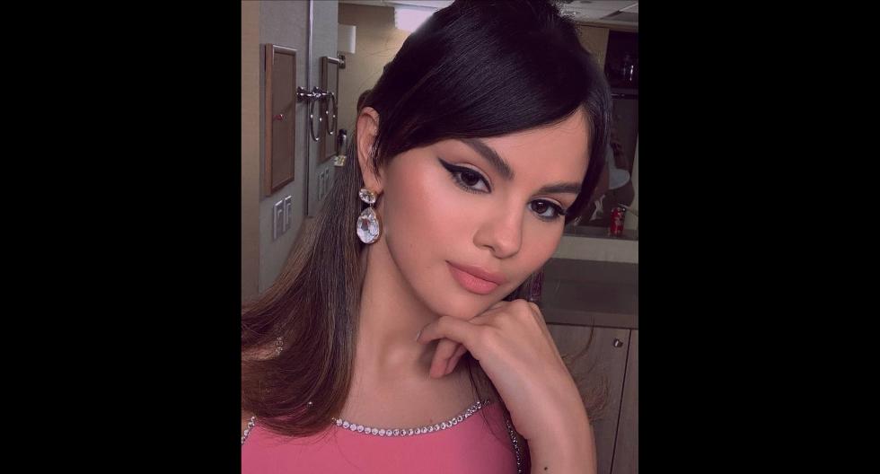 Selena optó por sombras en tonos similares al de su vestido, 'cat eyes' y un maquillaje natural. (Foto: @gomezspf)