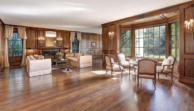 La mansión fue construida en 1938 por el conocido arquitecto Paul Williams. Sus amplios salones con revestimientos de madera generan una sensación de calidez. (Foto: Realtor)