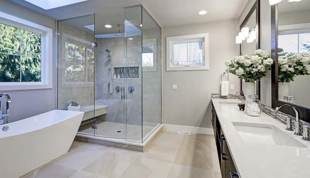 Respecto a los materiales, las tinas de mármol, cerámica o acrílico se acomodan a un baño más elegantes y minimalistas. (Foto: Shutterstock)