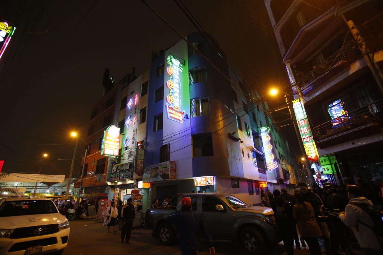 La PNP intervino el hospedaje Señor de Sipán debido a que parte de los restos humanos hallados en San Martín de Porres estaban envueltos con sábanas de dicho establecimiento comercial. (Foto: GEC)