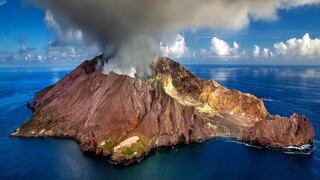 Dron ingresa a volcán de más de 2000 metros de altura y graba espectaculares imágenes de su interior