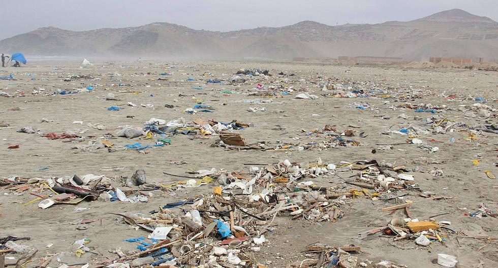 La contaminación por desechos sólidos en la playa Cavero causa biodiversidad marina, el medio ambiente y la salud de las personas. (Foto: ACCIONA)