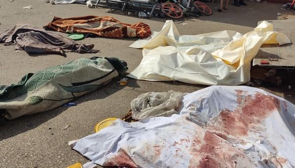 Los cuerpos de personas muertas en un presunto ataque israelí yacen en el suelo en las cercanías del complejo hospitalario Al-Shifa de la ciudad de Gaza el 10 de noviembre de 2023. (Foto de AFP)
