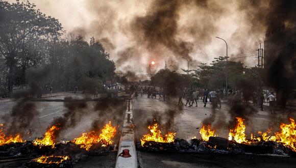 Manifestantes bloquean una carretera prendiendo fuego a neumáticos durante una protesta en Rangún (Myanmar). (Foto archivo: EFE/ Stringer).