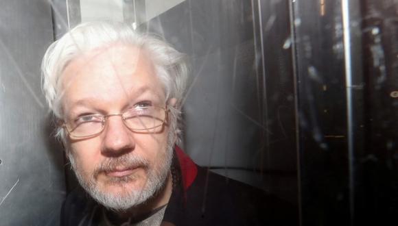 El fundador de WikiLeaks, Julian Assange, abandona el Tribunal de Magistrados de Westminster en Londres, Gran Bretaña, el 13 de enero de 2020. (Foto: REUTERS/Simon Dawson/Foto de archivo)