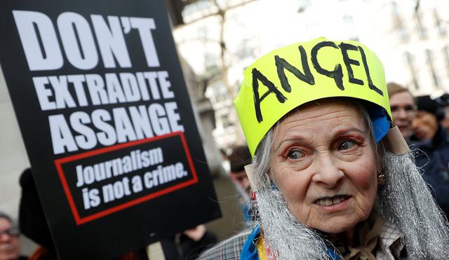 La diseñadora de modas Vivienne Westwood participa en una protesta en Londres contra la extradición de Julian Assange. (REUTERS / Peter Nicholls).