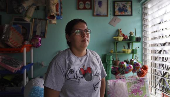 Cindy posa para una foto en su casa de San Salvador. Estuvo presa tras perder un bebé por complicaciones durante el embarazo.