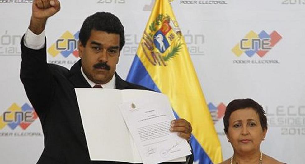 Nicolás Maduro recibe credenciales de manos de Tibisay Lucena en 2012. (Foto: lapatilla.com)