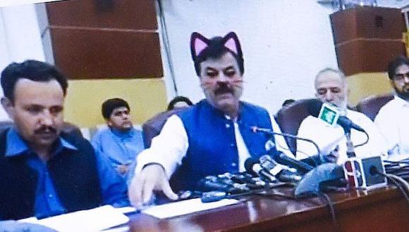 Pakistán: Ministro aparece en transmisión de  Facebook Live con orejas y bigotes de gato.