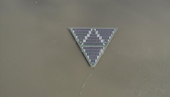 El panel solar tiene la forma de un triángulo y flota sobre el agua. (Imagen: solarduck.tech)