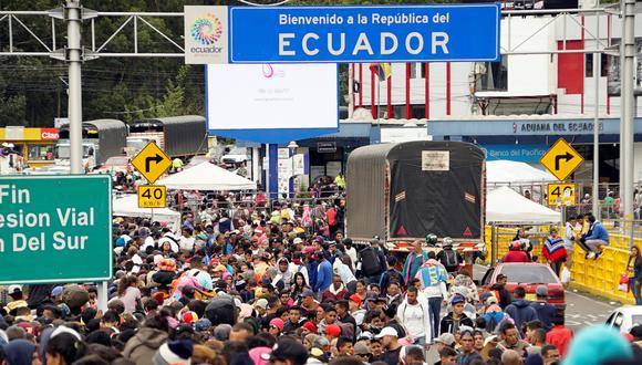 Miles de venezolanos atiborraban el puesto de control de Tulcán, en Ecuador, el viernes 14 de julio, un día antes de que el Perú les empiece a exigir visa y pasaportes. (Reuters).