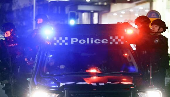 La policía patrulla cerca de la escena del crimen frente al centro comercial Westfield Bondi Junction después de un incidente de apuñalamiento en Sydney el 13 de abril de 2024. (Foto de David GRIS / AFP)