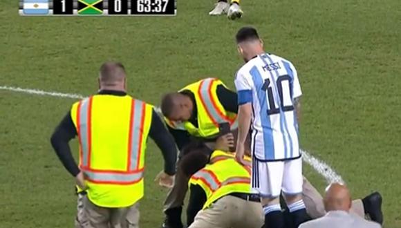 Argentina vs Jamaica: hincha invadió el campo en busca de Lionel Messi | Foto: captura