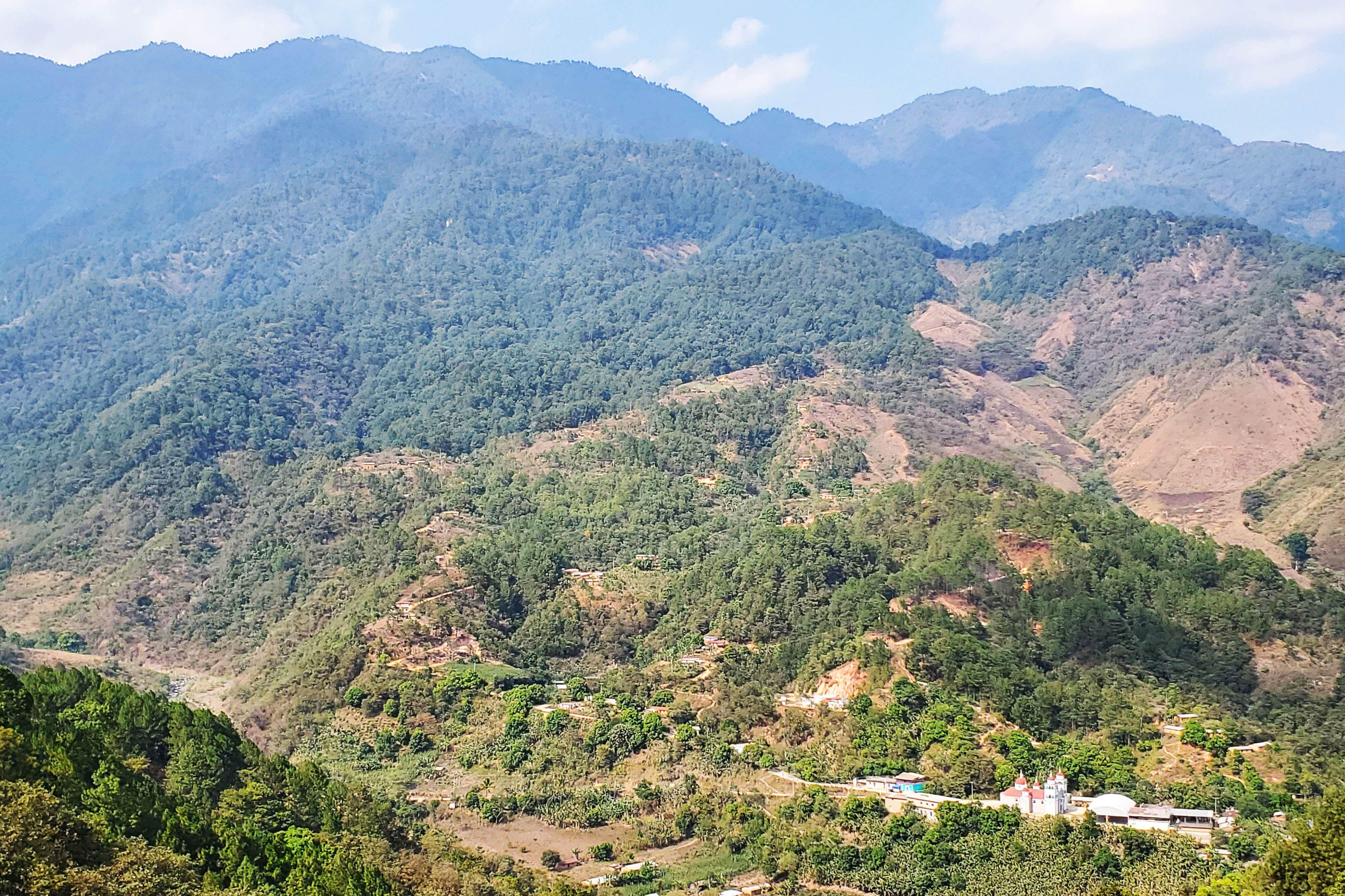 La comunidad de Itia Zuti, abajo a la derecha en la imagen, está enclavada en medio de las majestuosas montañas de Guerrero. (MARCOS GONZÁLEZ / BBC).