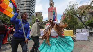 Una estatua de Cristóbal Colón fue vandalizada en Bolivia: le arrojaron pintura roja