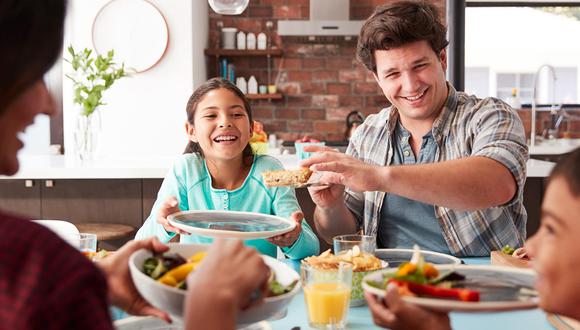 "Enseñarles con mucho amor y cariño las cuatro claves (de cómo comportarse en la mesa) son más que suficientes”, señala María José Arguedas. (Foto: iStock)