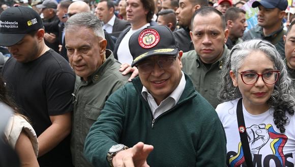 El presidente colombiano, Gustavo Petro, saluda a su llegada a una manifestación del Primero de Mayo (Día del Trabajo), en Bogotá, el 1 de mayo de 2024. (Foto de Raúl ARBOLEDA / AFP)