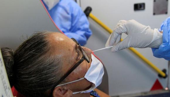 Un trabajador de la salud realiza un examen de covid-19 a una señora. (Foto: EFE/RICARDO MALDONADO ROZO/Archivo).