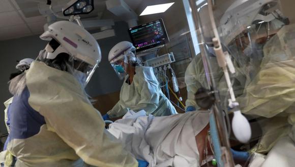 Los miembros de una unidad de cuidados intensivos de Covid tratan a un paciente positivo para la enfermedad por coronavirus (COVID-19) dentro de su habitación de aislamiento en la unidad de cuidados intensivos (UCI) del Sarasota Memorial Hospital en Sarasota, Florida, EE. UU. (Foto: REUTERS / Shannon Stapleton).