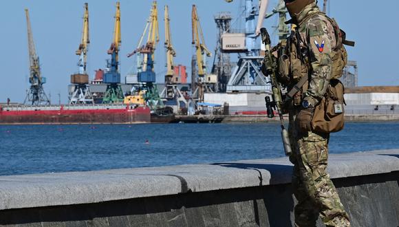 Un militar ruso patrulla en el paseo marítimo de Berdyansk, en medio de la acción militar rusa en curso en Ucrania. (Yuri KADOBNOV / AFP)