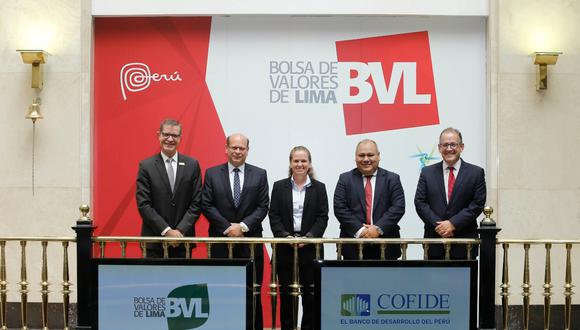 Se emitió el primer Bono Verde de Cofide, en la foto diversas autoridades de las entidades participantes, después del tradicional campanazo (Foto:BVL)